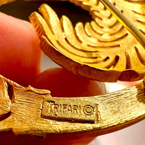 Crown Trifari Gold Tone Round Feathered Brooch EUC - Picture 5 of 6